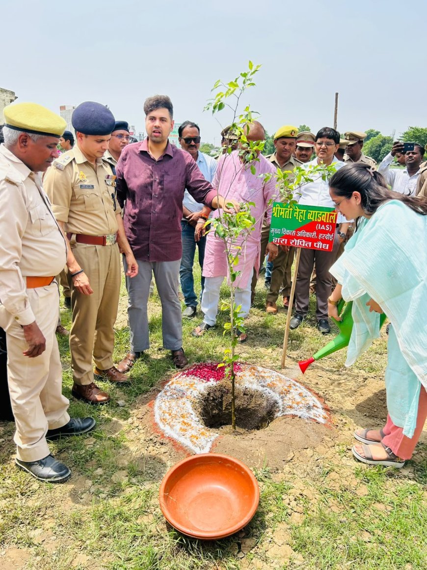 हरदोई :  'एक पेड़ माँ के नाम' अभियान को मिला जनसहयोग, डीएम-एसपी समेत पुलिस अधिकारियों ने किया वृक्षारोपण