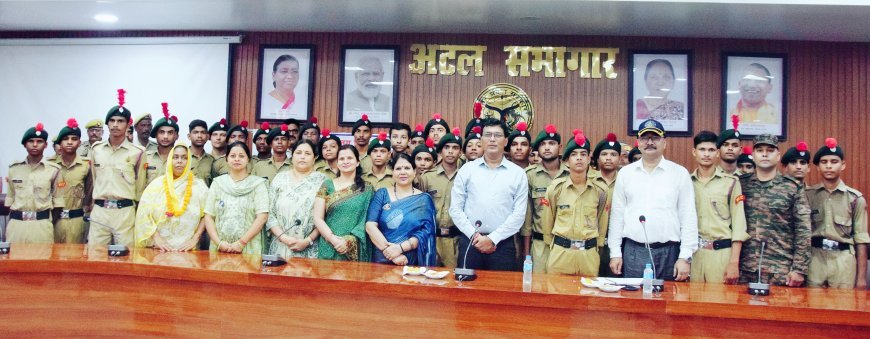 लखीमपुर खीरी : डीएम ने वीरों का किया सम्मान