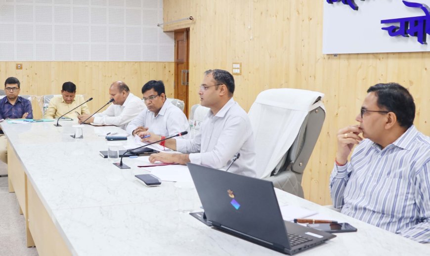 चमोली : लंबित शिकायतों की डीएम ने की समीक्षा ।