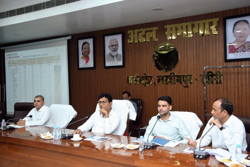 लखीमपुर खीरी : शिक्षा योजनाओं की डीएम ने की समीक्षा