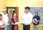 लखीमपुर खीरी : डीएम ने स्कूल में संभाली क्लास