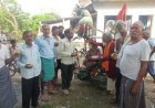 अयोध्या: ग्रामीणों को लड्डू खिलाकर अखिलेश यादव को दी बधाई