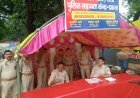 लखीमपुर खीरी : कांवड़ियों की सेवा में जुटे अरविंद फौजी, 10 हजार पानी पाउच बांटे; छालों पर कर रहे मरहम-पट्टी