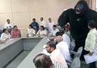 गोरिल्ला बनकर जिला परिषद की बैठक में पहुंचे पार्षद, महंगाई के खिलाफ अनोखा प्रदर्शन