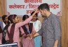 कस्तूरबा गांधी विद्यालय की छात्राओं ने जिलाधिकारी व सीडीओ को बांधी हस्तनिर्मित राखी