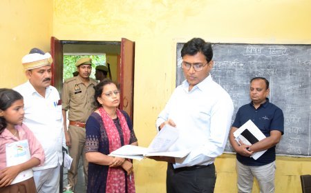 लखीमपुर खीरी : डीएम ने स्कूल में संभाली क्लास