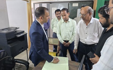 पिथौरागढ़ : पीडब्ल्यूडी कार्यालय में अव्यवस्थाओं पर डीएम सख्त