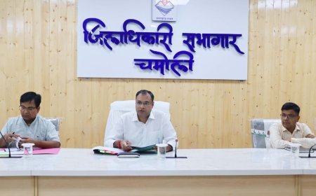चमोली : स्वतंत्रता सेनानियों के लंबित कार्य जल्द पूरे हों: डीएम