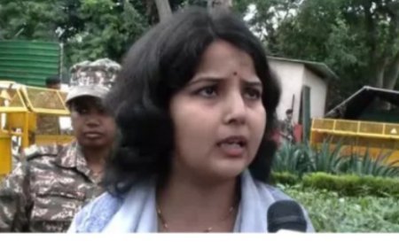 राहुल गांधी के आवास के बाहर महिला का प्रदर्शन, विधानसभा टिकट के नाम पर पैसे लेने का लगाया आरोप