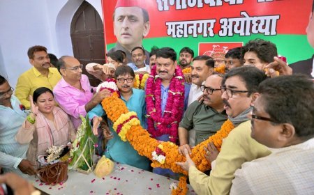 अयोध्या विधानसभा से तेज नारायण पांडेय ‘पवन’ को सपा प्रत्याशी बनाए जाने पर कार्यकर्ताओं में उत्साह, महानगर कार्यालय पर हुआ भव्य स्वागत