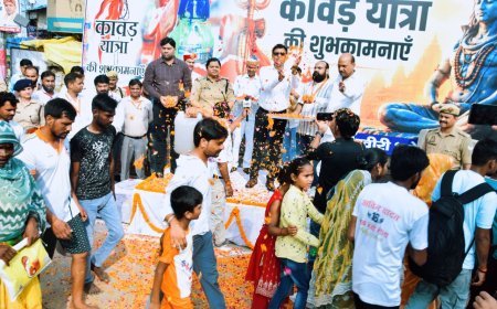 लखीमपुर खीरी : छोटी काशी में कांवड़ियों पर पुष्पवर्षा
