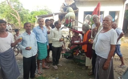 अयोध्या: ग्रामीणों को लड्डू खिलाकर अखिलेश यादव को दी बधाई
