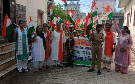 तिरंगों से सजा खरखोदा, स्वतंत्र मिडिल स्कूल के बच्चों ने निकाली भव्य तिरंगा यात्रा
