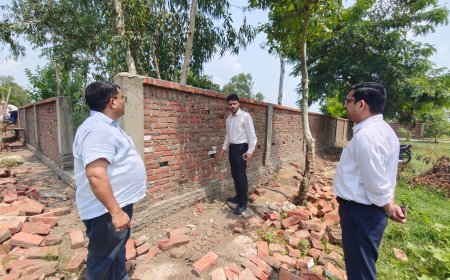 लखीमपुर खीरी : पुरानी ईंटों से बाउंड्रीवाल निर्माण पर सीडीओ सख्त