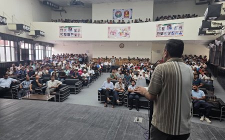 शिकायत से समाधान तक: विद्यार्थियों से रूबरू हुए विद्यार्थी कल्याण समन्वयक नरेंद्र सिंह