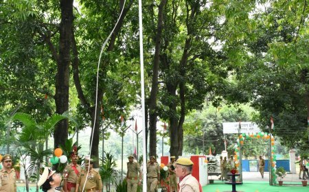 लखीमपुर खीरी : एसएसपी ने ध्वजारोहण कर पुलिसकर्मियों को दिलाई सत्यनिष्ठा की शपथ