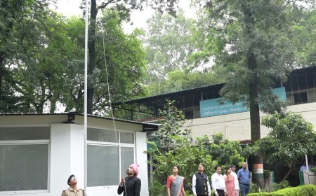 देहरादून : डीएम आशीष चौहान ने कलेक्ट्रेट में फहराया तिरंगा