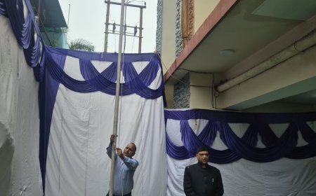 देहरादून : आयुक्त आनंद स्वरूप ने कैंप कार्यालय में फहराया तिरंगा