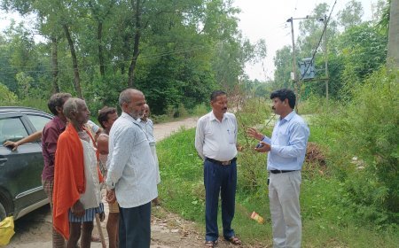 गुजीदेई में जलभराव से घिरा ट्रांसफार्मर एक सप्ताह में ऊंची जगह होगा शिफ्ट,  जेई ने निरीक्षण कर दिया आश्वासन