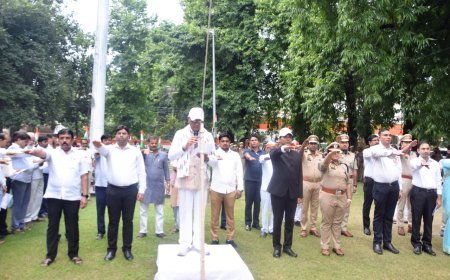 लखीमपुर खीरी : वन मंत्री ने किया ध्वजारोहण, स्वतंत्रता सेनानी आश्रित सम्मानित