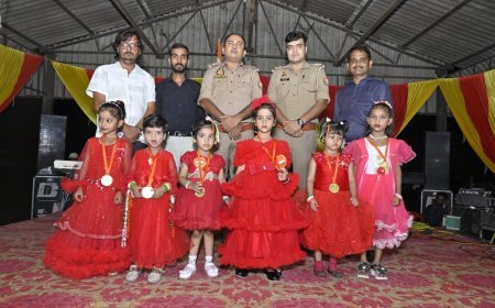 लखीमपुर खीरी : शहीद स्मारक पर देशभक्ति गीतों ने बांधा समां, बच्चों की प्रस्तुतियों ने जीता दिल