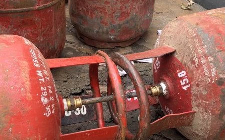 देहरादून : गैस सिलेंडरों से अवैध गैस निकासी का खुलासा, वितरण वाहन जब्त