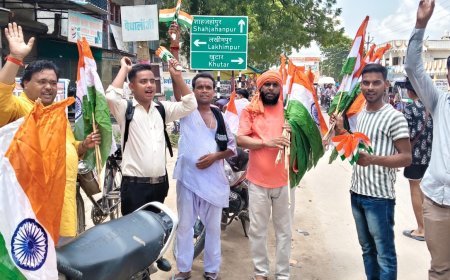 लखीमपुर खीरी : राष्ट्रीय बजरंग दल ने बांटे तिरंगे, गूंजे भारत माता के जयकारे