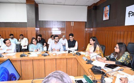 लंबित मामलों के निपटारे में तेजी लाएं अधिकारी, लोगों को समय पर मिले न्याय-मंडलायुक्त मोनिका मलिक
