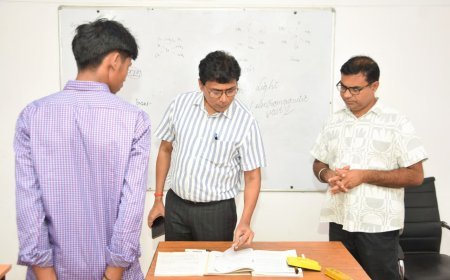 लखीमपुर खीरी : डीएम बने ‘केमिस्ट्री के सर’, बच्चों से पूछे सवाल