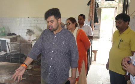 डीएम अनुनय झा ने छात्रावासों का किया आकस्मिक निरीक्षण, अव्यवस्थाओं पर जताई नाराजगी