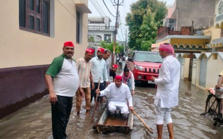 मूसलाधार बारिश से हरदोई नगर जलमग्न, सड़कों परसपा नेता ने चलायी नाव—नगरपालिका के दावों पर उठे सवाल