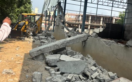 गांव बाजीदपुर सबौली में अवैध निर्माण पर चला पीला पंजा, करीब 0.5 एकड़ में बने औद्योगिक शेड, कार्यालय व स्टोर किए ध्वस्त