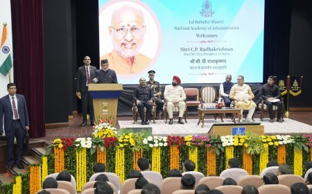 आईएएस प्रशिक्षुओं से बोले उपराष्ट्रपति, ‘सेवा भाव और कर्तव्य बोध’ को बनाएं मंत्र