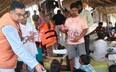 लखीमपुर खीरी  :  बाढ़ के पानी में ट्रैक्टर से गांव पहुंचे विधायक, ग्रामीणों का जाना हाल