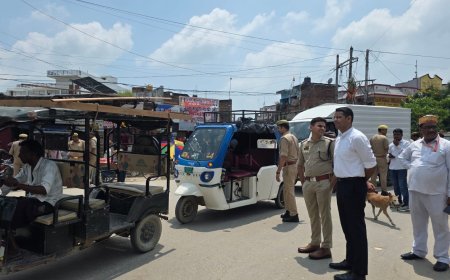 सड़क सुरक्षा पर विशेष जागरूकता व प्रवर्तन अभियान, डीएम व एसपी ने किया वीर विनय चौराहे पर जागरूकता अभियान नियम तोड़ने वालों पर चालान