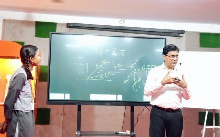 लखीमपुर खीरी : डीएम ने संभाली क्लास, बोले- रटने से नहीं, समझने से खुलेगा सफलता का रास्ता