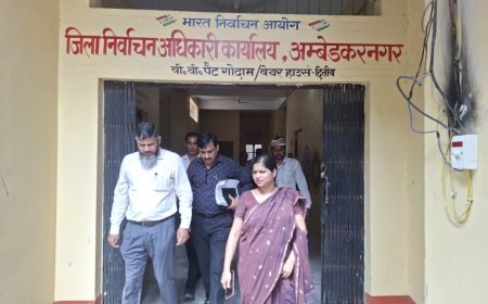 जिलाधिकारी द्वारा कलेक्ट्रेट परिसर में स्थित ई0वी0एम0/वी0वी0 पैट वेयर हाउस (स्ट्रांग रूम) का निरीक्षण।