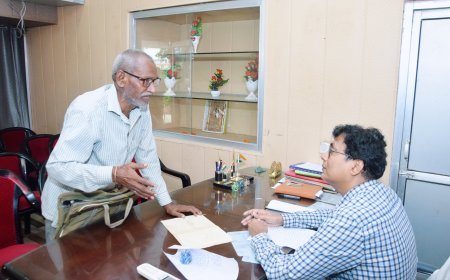 लखीमपुर खीरी  : फरधान थाने में डीएम ने सुनीं जनशिकायतें