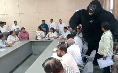 गोरिल्ला बनकर जिला परिषद की बैठक में पहुंचे पार्षद, महंगाई के खिलाफ अनोखा प्रदर्शन
