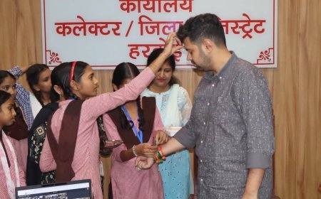 कस्तूरबा गांधी विद्यालय की छात्राओं ने जिलाधिकारी व सीडीओ को बांधी हस्तनिर्मित राखी