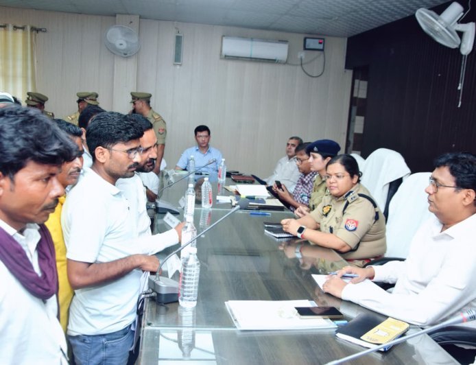 लखीमपुर खीरी : समाधान दिवस में डीएम के निर्देश ।