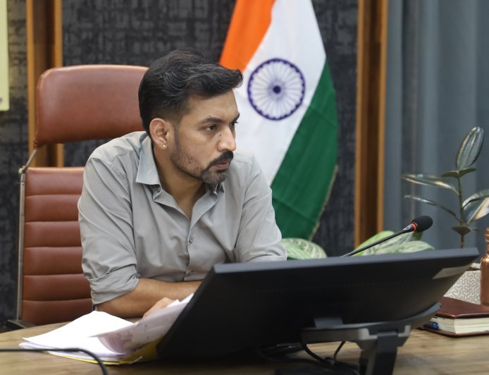 देहरादून : राजस्व वसूली पर डीएम सख्त