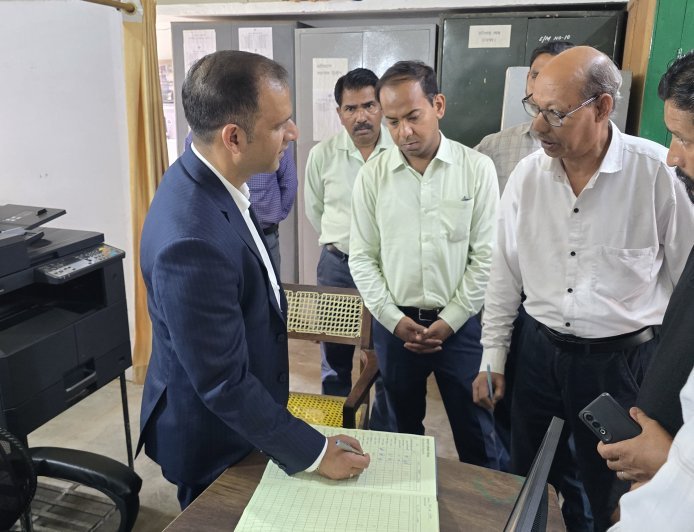 पिथौरागढ़ : पीडब्ल्यूडी कार्यालय में अव्यवस्थाओं पर डीएम सख्त