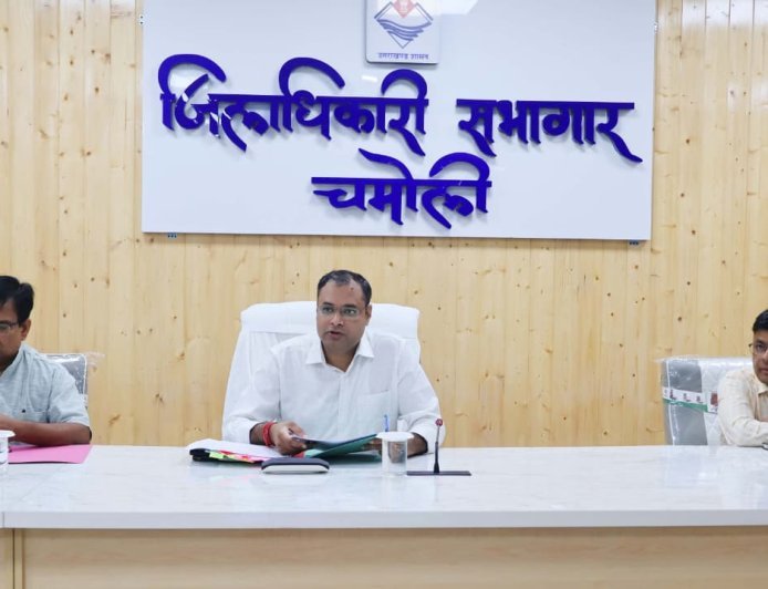 चमोली : स्वतंत्रता सेनानियों के लंबित कार्य जल्द पूरे हों: डीएम