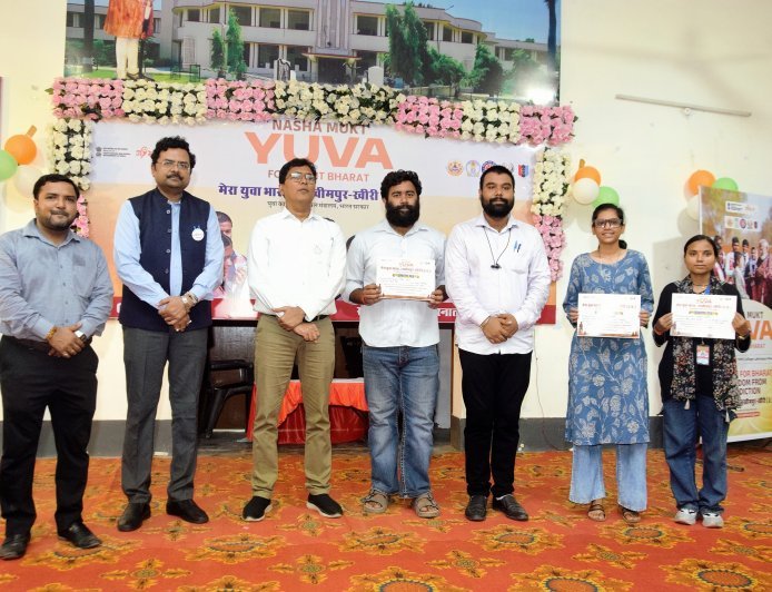 लखीमपुर खीरी : डीएम ने युवाओं को दिलाई नशा मुक्ति की शपथ