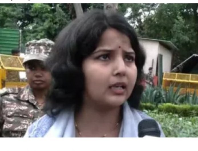 राहुल गांधी के आवास के बाहर महिला का प्रदर्शन, विधानसभा टिकट के नाम पर पैसे लेने का लगाया आरोप