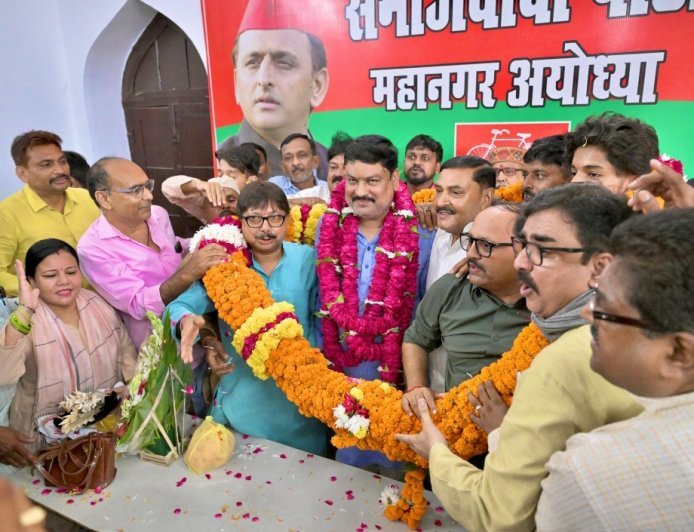 अयोध्या विधानसभा से तेज नारायण पांडेय ‘पवन’ को सपा प्रत्याशी बनाए जाने पर कार्यकर्ताओं में उत्साह, महानगर कार्यालय पर हुआ भव्य स्वागत
