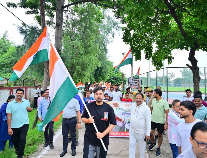 तिरंगे के साथ निकली यूथ कनेक्ट रैली, देशभक्ति के नारों से गूंजा शहर
