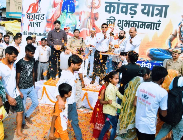 लखीमपुर खीरी : छोटी काशी में कांवड़ियों पर पुष्पवर्षा