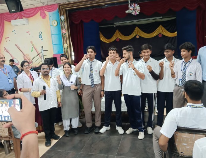 राष्ट्रीय कृमि मुक्ति दिवस पर 2000 से अधिक बच्चों को खिलाई गई एल्बेंडाजोल की दवा